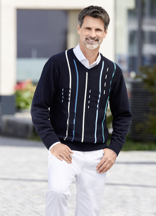 Gemustert - V-Pullover mit Strukturdessin Gemustert - V-Pullover mit Strukturdessin, in Größe 046 bis 062, in Farbe MARINE
