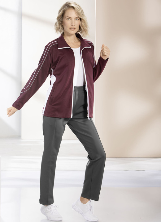 Freizeitanzüge - Freizeitanzug mit Zierpaspeln, in Größe 038 bis 050, in Farbe BORDEAUX-ANTHRAZIT-WEISS Ansicht 2