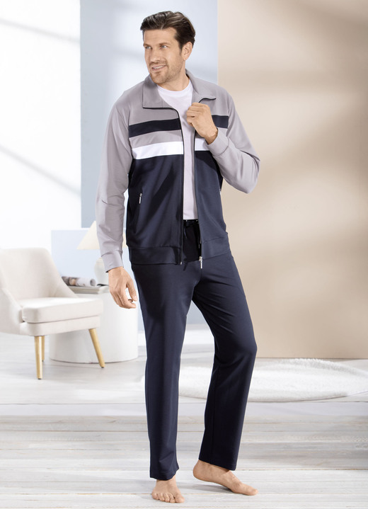 Freizeitanzüge - Hausanzug mit Streifen-Dessin Ansicht 2 Freizeitanzüge - Hausanzug mit Streifen-Dessin, in Größe 024 bis 062, in Farbe MARINE-GRAU-WEISS Ansicht 2