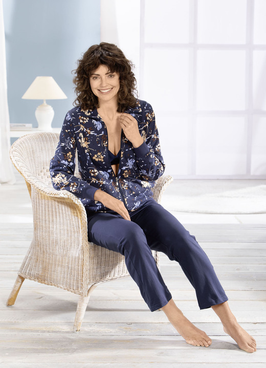 Freizeitanzüge - Hausanzug mit Blumen-Blätter-Druck Ansicht 2 Freizeitanzüge - Hausanzug mit Blumen-Blätter-Druck, in Größe 018 bis 052, in Farbe MARINE-BRAUN-HELLBLAU-BUNT Ansicht 2