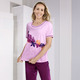 Schlafanzüge & Shortys - Schlafanzug mit kurzen Ärmeln und wadenlanger Hose – Farbe KROKUS-BEERE-BUNT – Ansicht 1 Schlafanzüge & Shortys - Schlafanzug mit kurzen Ärmeln und wadenlanger Hose, in Größe 034 bis 052, in Farbe KROKUS-BEERE-BUNT – Farbe KROKUS-BEERE-BUNT – Ansicht 1