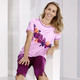 Schlafanzüge & Shortys - Schlafanzug mit kurzen Ärmeln und wadenlanger Hose – Farbe KROKUS-BEERE-BUNT – Ansicht 2 Schlafanzüge & Shortys - Schlafanzug mit kurzen Ärmeln und wadenlanger Hose, in Größe 034 bis 052, in Farbe KROKUS-BEERE-BUNT – Farbe KROKUS-BEERE-BUNT – Ansicht 2