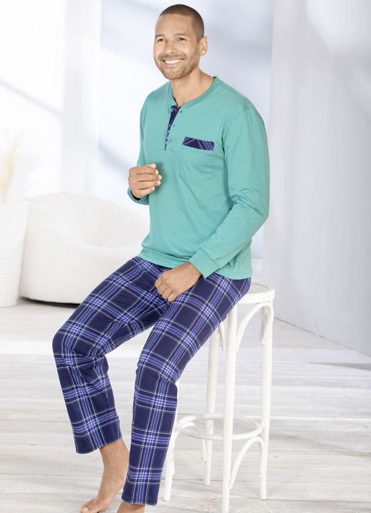 Schlafanzüge - Schlafanzug mit Knopfleiste und offenen Beinabschlüssen, in Größe 046 bis 062, in Farbe GRÜN-MARINE-BUNT Ansicht 1
