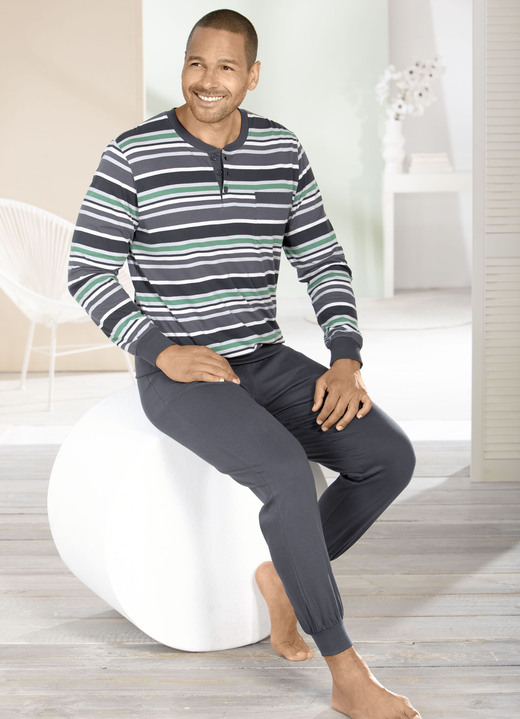 Schlafanzüge - Zweierpack Schlafanzüge mit Knopfleiste und Bündchenabschlüssen, in Größe 046 bis 062, in Farbe 1X GRÜN-GRAFIT-BUNT, 1X HELLBLAU-MARINE-BUNT Ansicht 2