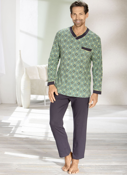 Schlafanzüge - Schlafanzug mit V-Ausschnitt und offenen Abschlüssen, in Größe 025 bis 064, in Farbe GRÜN-GRAFIT-BUNT Ansicht 2