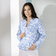 Langarm - Blusenjacke mit gesmokten Abschlüssen – Farbe BLAU-ECRU-ROYALBLAU – Ansicht 3 Langarm - Blusenjacke mit gesmokten Abschlüssen, in Größe 036 bis 052, in Farbe BLAU-ECRU-ROYALBLAU – Farbe BLAU-ECRU-ROYALBLAU – Ansicht 3