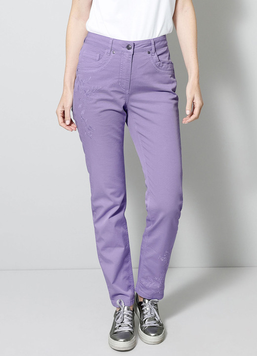 Hosen - Hose mit floraler Stickerei, in Größe 019 bis 046, in Farbe FLIEDER Ansicht 3