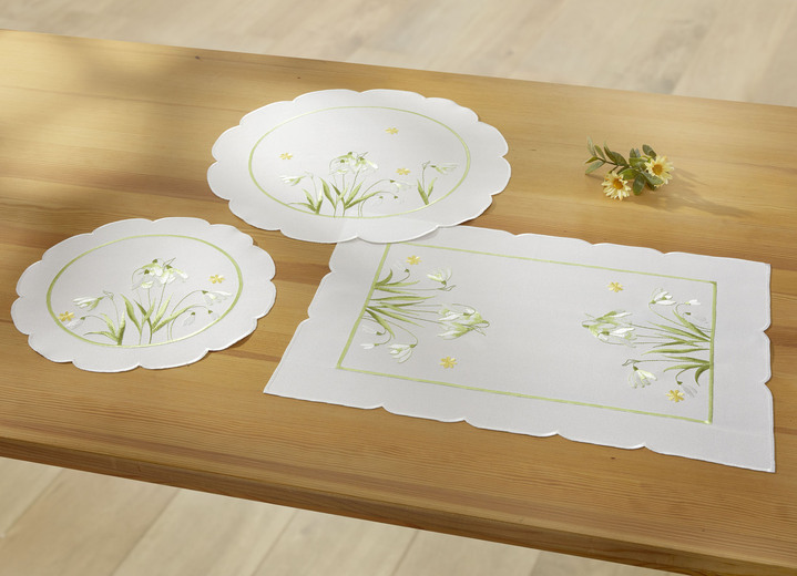 Heimtextilien - Bestickte Tisch- und Raumdekoration mit Schneeglöckchen-Dessin, in Größe 101 (Deckchen, 35/ 50 cm) bis 404 (Kissenbezug, 40/ 40 cm), in Farbe SEKT-BUNT Ansicht 1