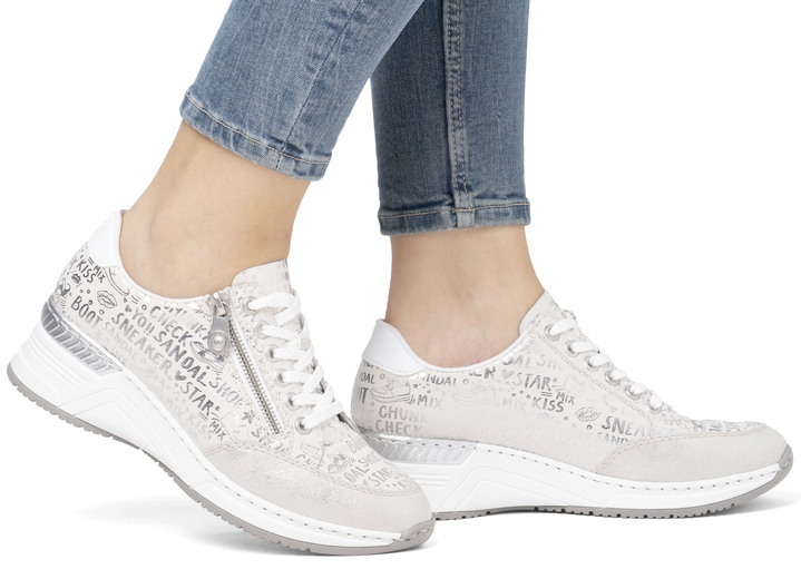 Slipper & Schnürschuhe - Rieker Schnür-Sneaker aus bedrucktem Synthetikmaterial, in Größe 036 bis 042, in Farbe HELLGRAU-SILBER Ansicht 8