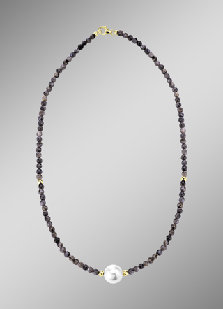 Halskette mit Perlenschimmer und Edelsteinglanz