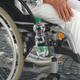 Mobilität - Rollstuhl-/Rollator-Getränkehalter, in Farbe SCHWARZ – Farbe SCHWARZ – Ansicht 1
