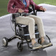 Mobilität - Elektrischer Rollstuhl/Rollator 2-in-1 – Farbe SCHWARZ – Ansicht 1 Mobilität - Elektrischer Rollstuhl/Rollator 2-in-1, in Farbe SCHWARZ – Farbe SCHWARZ – Ansicht 1