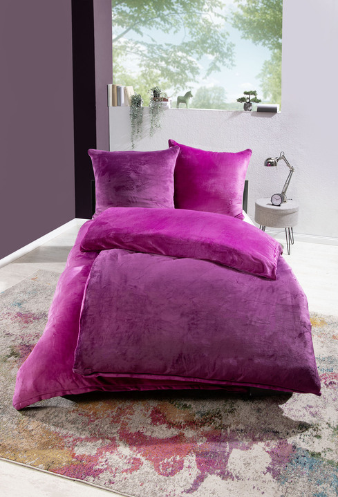 Bettwäschegarnituren - Kuschelig weiche Wendebettwäsche-Garnitur mit Cashmere Touch, in Farbe BEERE-LILA Ansicht 1