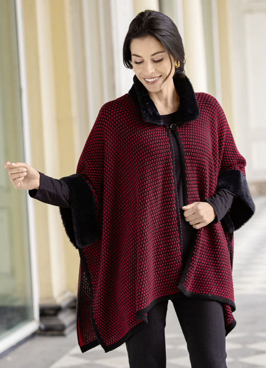 Strickwesten - Poncho mit Kunstpelzbesätzen Strickwesten - Poncho mit Kunstpelzbesätzen, in Größe 1(36-42) bis 3(50-54), in Farbe SCHWARZ-ROT