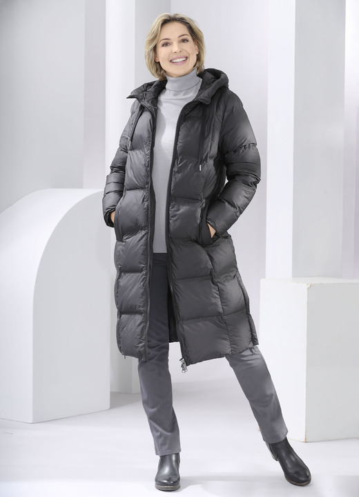 Lang - Funktionsmantel mit fester Kapuze Ansicht 3 Lang - Funktionsmantel mit fester Kapuze, in Größe 034 bis 050, in Farbe SCHWARZ Ansicht 3