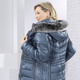 Winterjacken - Jacke mit figurfreundlicher Längssteppung seitlich – Farbe PFAUENGRÜN – Ansicht 2 Winterjacken - Jacke mit figurfreundlicher Längssteppung seitlich, in Größe 038 bis 054, in Farbe PFAUENGRÜN – Farbe PFAUENGRÜN – Ansicht 2