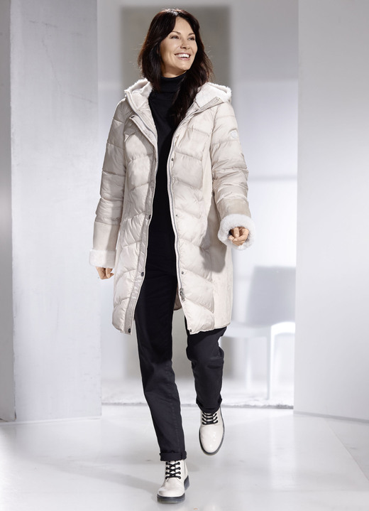 Wintermäntel - Kurzmantel in aktuellem Materialmix, in Größe 036 bis 052, in Farbe BEIGE Ansicht 4