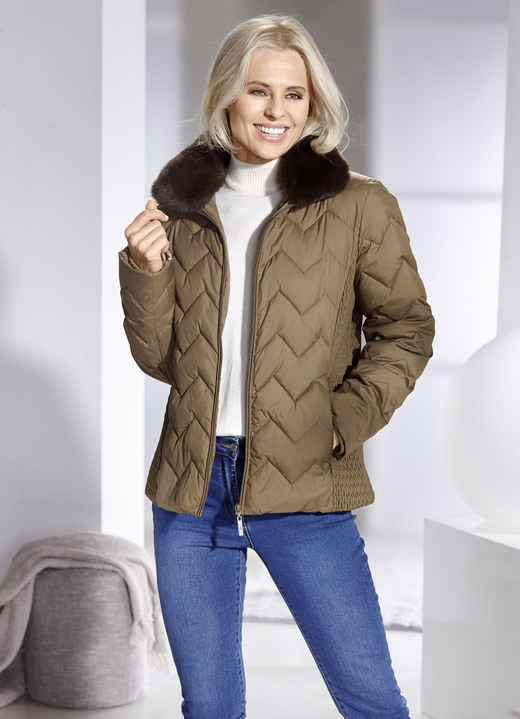 Winterjacken - Jacke mit fabelhaftem Zickzack-Stepp, in Größe 034 bis 050, in Farbe BRAUN Ansicht 4