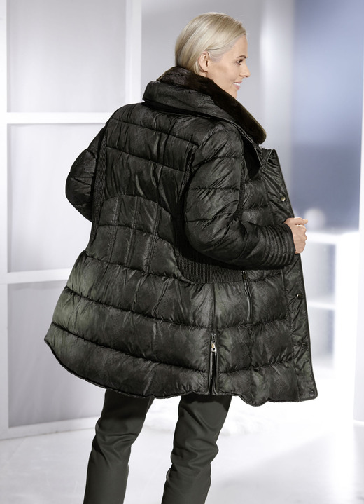 Winterjacken - Jacke mit Reptildessin, in Größe 034 bis 052, in Farbe OLIV-SCHWARZ Ansicht 3
