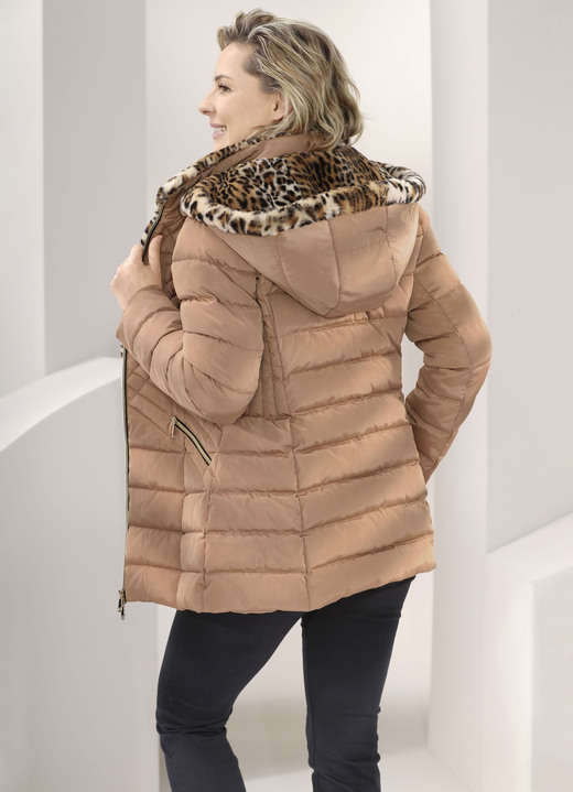 Winterjacken - Jacke mit Kunstpelz-Innenausstattung in der Kapuze, in Größe 034 bis 052, in Farbe GOLDBEIGE Ansicht 4