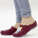 Hausschuhe - Laurina, klassiche Damen-Hausschuhe, mit herausnehmbarem Fußbett, in Größe 036 bis 041, in Farbe BORDEAUX – Farbe BORDEAUX – Ansicht 4