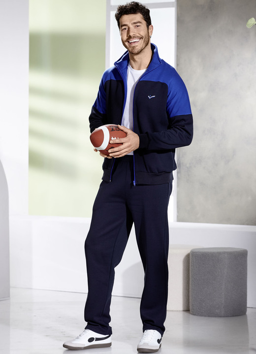 Freizeitanzüge - Freizeitanzug mit Seitentaschen Ansicht 3 Freizeitanzüge - Freizeitanzug mit Seitentaschen, in Größe 024 bis 062, in Farbe MARINE-ROYALBLAU Ansicht 3