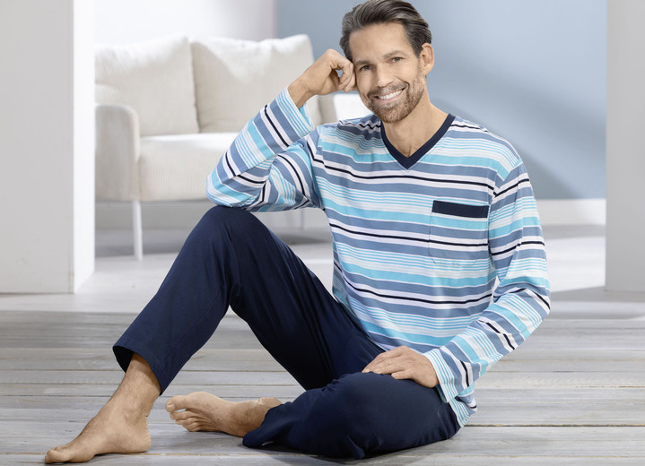Schlafanzüge - Zweierpack Schlafanzüge mit V-Ausschnitt und offenen Abschlüssen, in Größe 046 bis 062, in Farbe 1X BLAU-BORDEAUX-MARINE, 1X RAUCHBLAU-TÜRKIS-NAVY Ansicht 2