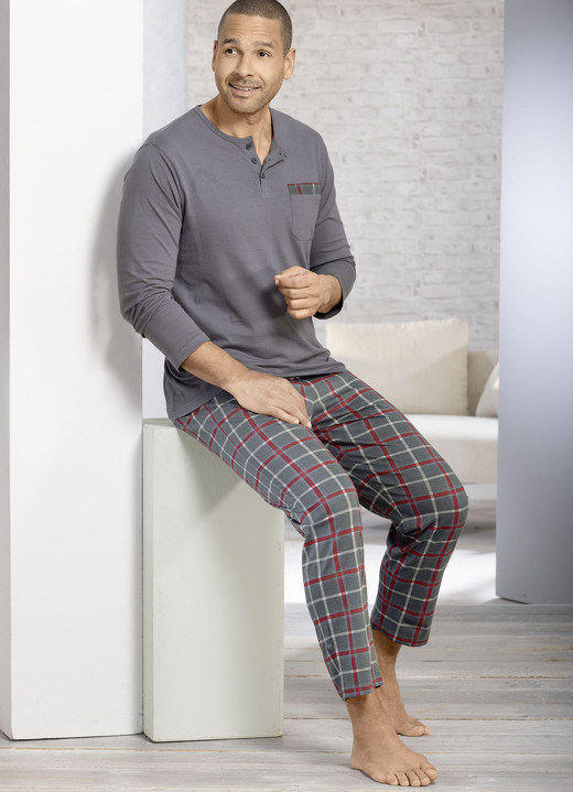 Schlafanzüge - Zweierpack Schlafanzüge mit Knopfleiste, in Größe 046 bis 062, in Farbe 1X GRAFIT-BUNT, 1X BORDEAUX-BUNT Ansicht 2