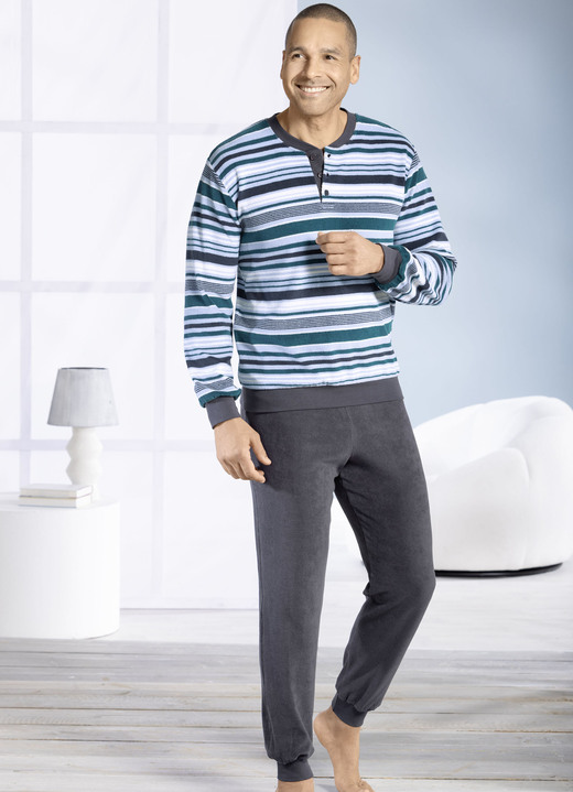 Schlafanzüge - Schlafanzug aus Frottierstretch, mit Knopfleiste und Bündchenabschlüssen Ansicht 1 Schlafanzüge - Schlafanzug aus Frottierstretch, mit Knopfleiste und Bündchenabschlüssen, in Größe 046 bis 062, in Farbe PETROL-GRAFIT-BLEU Ansicht 1