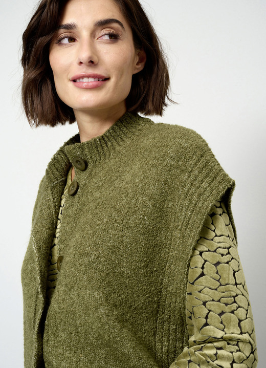 Strickwesten - Strickweste aus Bouclé-Melangegarn, in Größe 038 bis 052, in Farbe MOOSGRÜN Ansicht 2