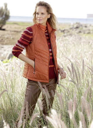 Steppweste mit seitlich figurschmeichelnder Längssteppung