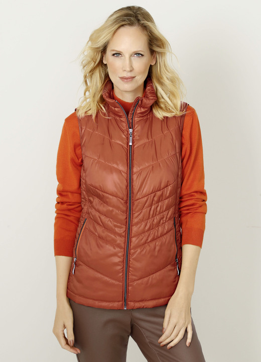 Jacken & Mäntel - Steppweste mit seitlich figurschmeichelnder Längssteppung, in Größe 038 bis 052, in Farbe ORANGE Ansicht 2