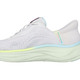 Slipper & Schnürschuhe - SKECHERS Sneaker mit geformter Slip-Ins Fersenplatte, in Größe 036 bis 041, in Farbe EISGRAU-MULTICOLOR – Farbe EISGRAU-MULTICOLOR – Ansicht 4