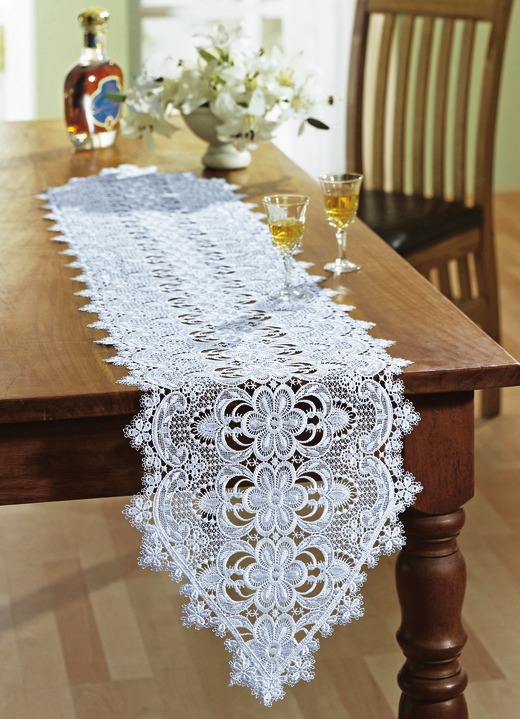 Wohnaccessoires - Zauberhafte Tischdekoration aus wollweißer Spitze, in Größe 135 (Läufer, 30/ 50 cm) bis 303 (Kissenbezug, 40/ 40 cm), in Farbe WOLLWEISS Ansicht 1