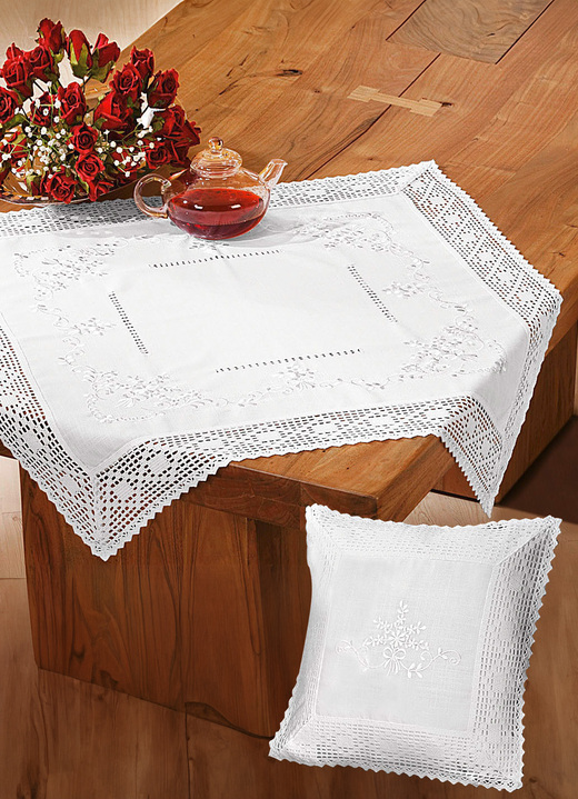 Tischdecken - Tisch- und Raumdekoration mit Stickerei und Häkelspitze Ansicht 2 Tischdecken - Tisch- und Raumdekoration mit Stickerei und Häkelspitze, in Größe 130 (Deckchen, 35x 35 cm) bis 404 (Kissenhülle, 40x 40 cm), in Farbe WEISS Ansicht 2