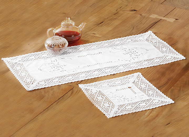 Tischdecken - Tisch- und Raumdekoration mit Stickerei und Häkelspitze, in Größe 130 (Deckchen, 35x 35 cm) bis 404 (Kissenhülle, 40x 40 cm), in Farbe WEISS Ansicht 1