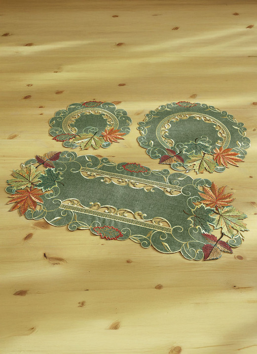 Heimtextilien - Tisch- und Raumdekoration mit Herbstlaub-Stickereien, in Größe 101 (Läufer oval, 30x 70 cm) bis 404 (Kissenhülle, 40x 40 cm), in Farbe GRÜN Ansicht 1