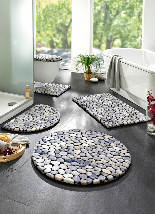 Badgarnituren - Pflegeleichte Badgarnitur mit Kieselsteinen-Motiv Ansicht 2 Badgarnituren - Pflegeleichte Badgarnitur mit Kieselsteinen-Motiv, in Größe 100 (Vorleger halbrund, 50/ 80 cm) bis 112 (Motiv-WC-Deckelbez., 47/ 50 cm), in Farbe GRAU Ansicht 2
