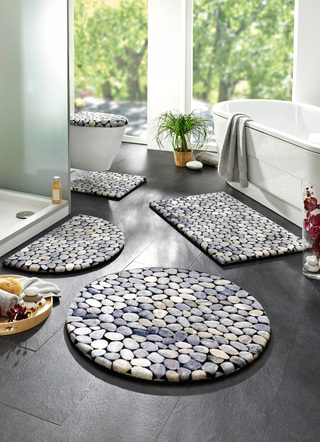 Badgarnituren - Pflegeleichte Badgarnitur mit Kieselsteinen-Motiv – Farbe GRAU Badgarnituren - Pflegeleichte Badgarnitur mit Kieselsteinen-Motiv, in Größe 100 (Vorleger halbrund, 50/ 80 cm) bis 112 (Motiv-WC-Deckelbez., 47/ 50 cm), in Farbe GRAU