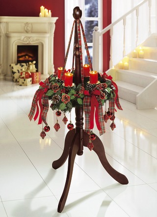 Adventskranz mit üppigem Schleifenschmuck