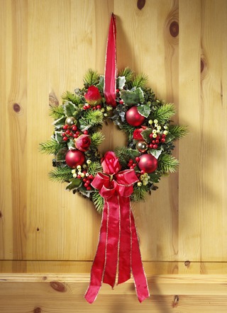 Wandkranz mit roten Kugeln und Rosen