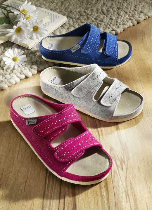 Schuhe - Modischer Hausschuh mit Klettverschlüssen, in Größe 036 bis 042, in Farbe JEANSBLAU