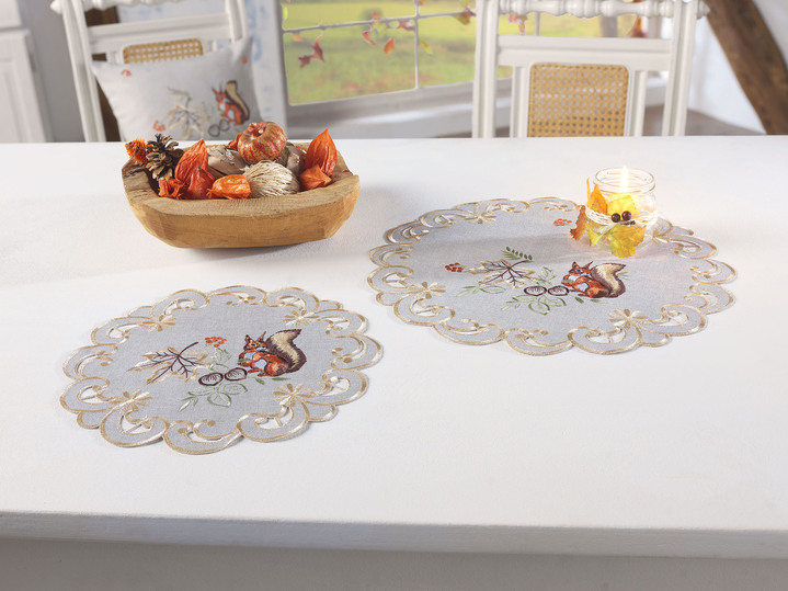 Heimtextilien - Aufwendig gearbeitete Tisch- und Raumdekoration, in Größe 101 (Deckchen, 35x 50 cm) bis 404 (Kissenbezug, 40x 40 cm), in Farbe GRAU Ansicht 3