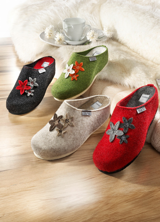 Hausschuh mit Blütenapplikationen