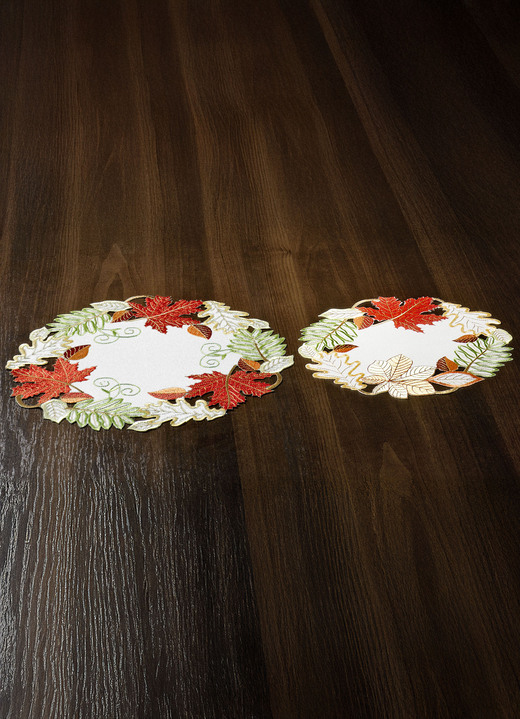 Heimtextilien - Herbstliche Tisch- und Raumdekoration mit Blattmotiven, in Größe 101 (Deckchen, 35x 50 cm) bis 404 (Kissenbezug, 40x 40 cm), in Farbe WEISS-BUNT Ansicht 6