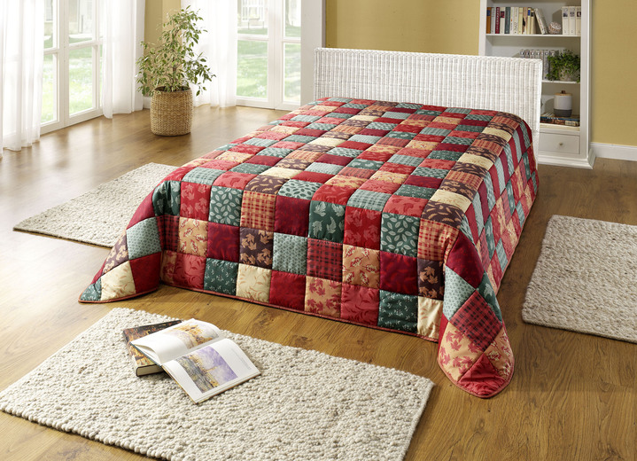 Tagesdecken - Tagesdecke und Kissenbezüge in Patchwork-Optik, in Größe 873 (für Einzelbett, 140x210 cm) bis 926 (Kissenbezug, 80x 80 cm), in Farbe ROT-GRÜN Ansicht 1