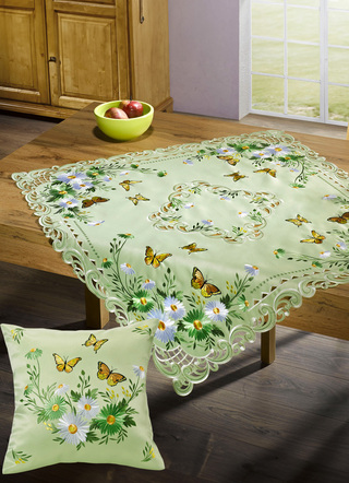 Tisch- und Raumdekoration mit Blumen und Schmetterlingen