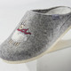 Hausschuhe - Kuschelwarme Hausschuh aus Wollfilz, in Größe 036 bis 042, in Farbe ROT – Farbe HELLGRAU – Ansicht 1