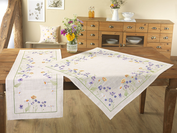 Heimtextilien - Schön bestickte Tisch- und Raumdekoration Ansicht 4 Heimtextilien - Schön bestickte Tisch- und Raumdekoration, in Größe 101 (Deckchen, 35x 50 cm) bis 404 (Kissenbezug, 40x 40 cm), in Farbe SEKT-BUNT Ansicht 4