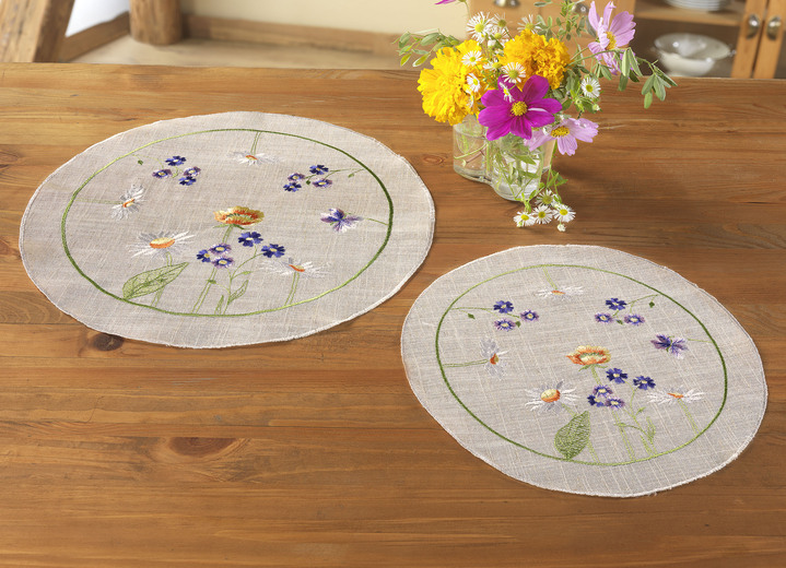 Heimtextilien - Schön bestickte Tisch- und Raumdekoration Ansicht 3 Heimtextilien - Schön bestickte Tisch- und Raumdekoration, in Größe 101 (Deckchen, 35x 50 cm) bis 404 (Kissenbezug, 40x 40 cm), in Farbe SEKT-BUNT Ansicht 3